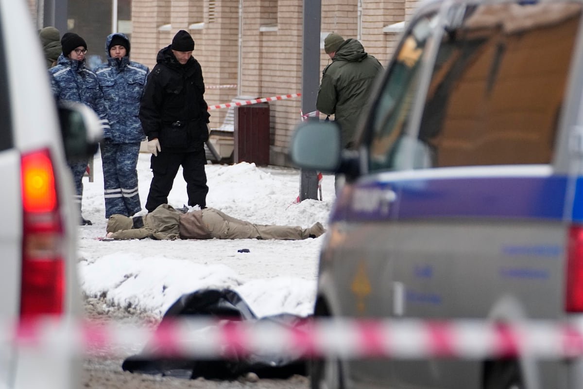 Rusia detiene a un uzbeco acusado de colocar la bomba que mató al jefe de las fuerzas de defensa química y biológica del Kremlin | Internacional Rusia detiene a un uzbeco acusado de colocar la bomba que mató al jefe de las fuerzas de defensa química y biológica del Kremlin | Internacional
