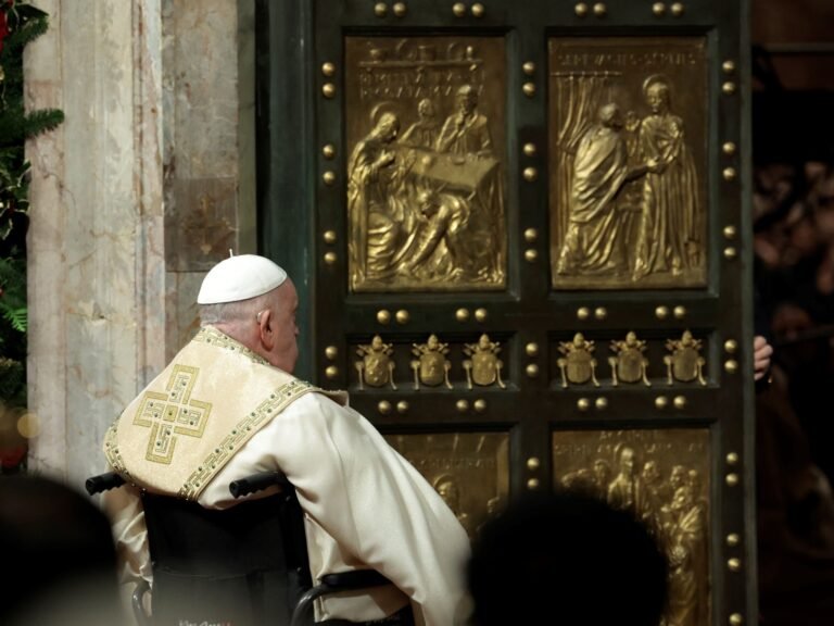 El papa Francisco inició el Jubileo anual con la apertura de la Puerta Santa