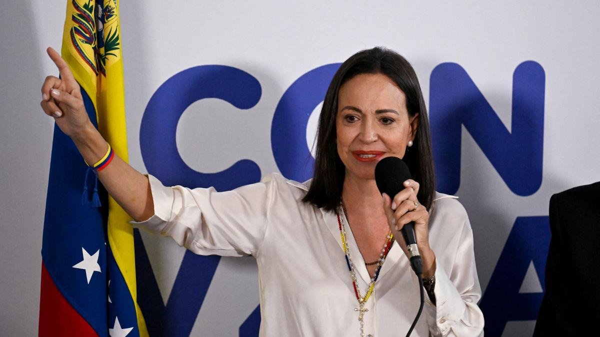María Corina Machado le pide a Petro que asista a la posesión presidencial de Edmundo en Venezuela