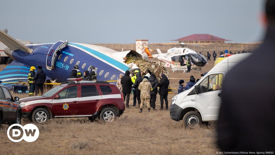 Ucrania afirma que avión azerí fue derribado por los rusos – DW – 26/12/2024
