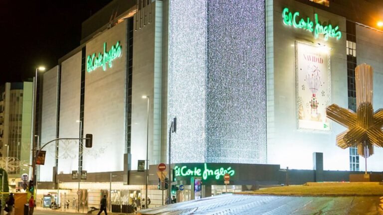 Horarios de tiendas y grandes almacenes en Nochevieja 2024 y Año Nuevo 2025: El Corte Inglés, Zara, MediaMarkt…