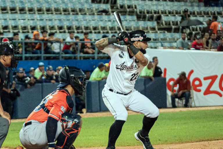 Alí Castillo conecta dos hits, llega a 600 de por vida en la LVBP y se da la mano con dos leyenda de las Águilas