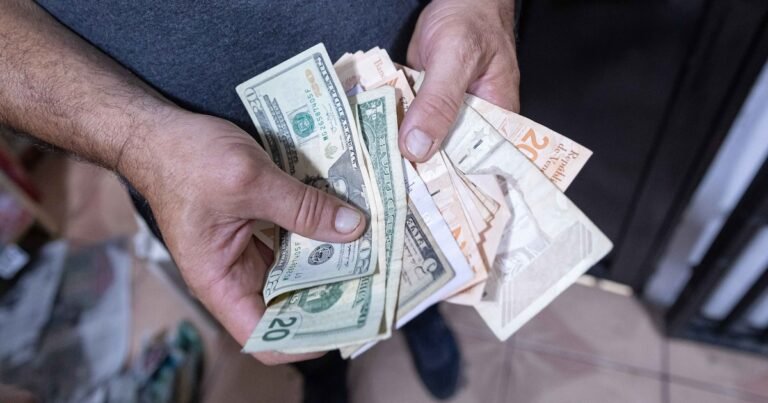 Crisis cambiaria en Venezuela: el dólar alcanzó los 51,3 bolívares en el mercado oficial y agudiza la caída de la moneda local