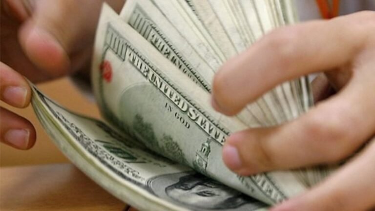 El dólar vuelve a superar los .400 en la jornada de este jueves