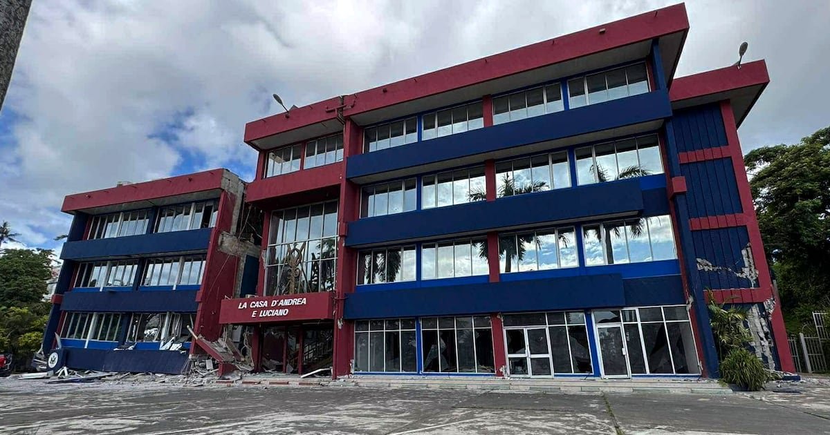 Rescatistas buscan sobrevivientes del terremoto en Vanuatu, que dejó 14 muertos y más de 200 heridos Rescatistas buscan sobrevivientes del terremoto en Vanuatu, que dejó 14 muertos y más de 200 heridos