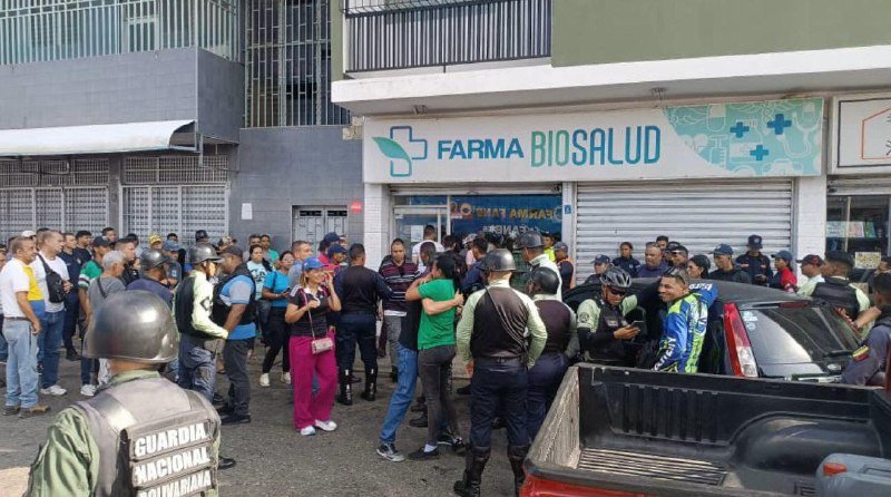 Un hombre asesinó a su esposa y luego se quitó la vida dentro de una farmacia Un hombre asesinó a su esposa y luego se quitó la vida dentro de una farmacia