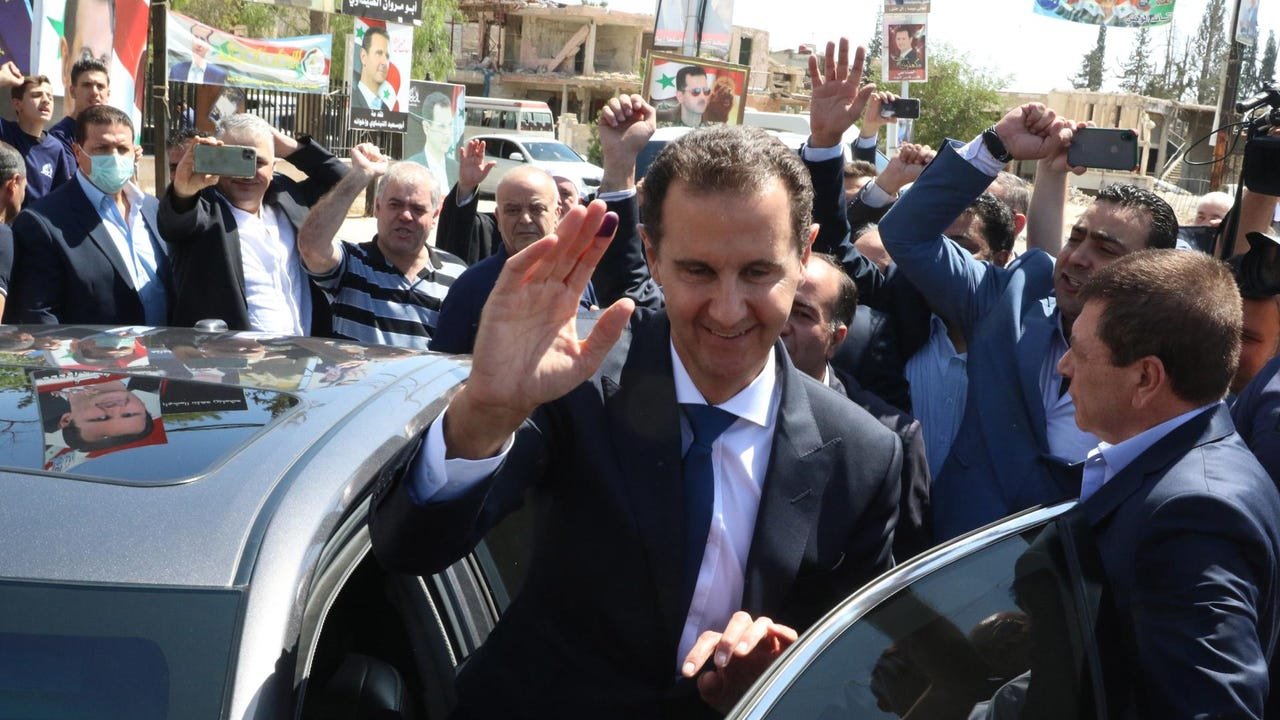 Al Asad reaparece en Moscú y niega haber traicionado al pueblo sirio: “No me planteé la posibilidad de renunciar” Al Asad reaparece en Moscú y niega haber traicionado al pueblo sirio: “No me planteé la posibilidad de renunciar”