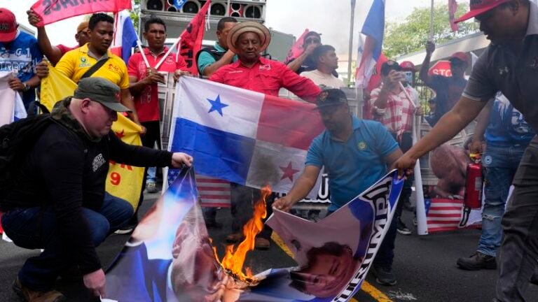 Protestan contra Trump frente a la Embajada de EE.UU. en Panamá por declaraciones sobre el Canal
