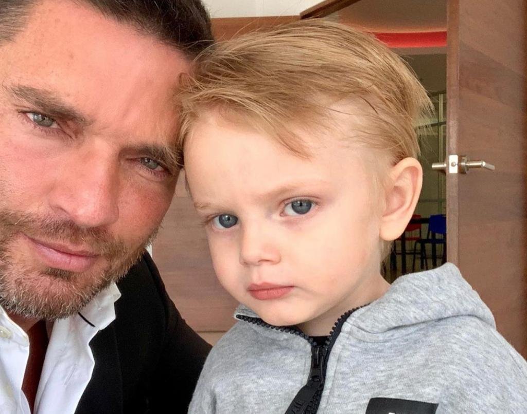 Julian Gil pide Peso Pluma que interceda en el reencuentro con su hijo Julian Gil pide Peso Pluma que interceda en el reencuentro con su hijo