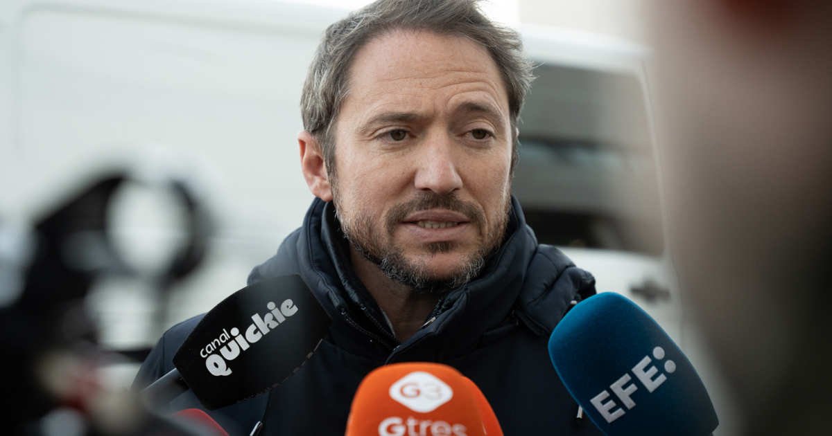 Manuel Martos, hijo de Raphael, da la última hora del estado de su padre a puertas del hospital