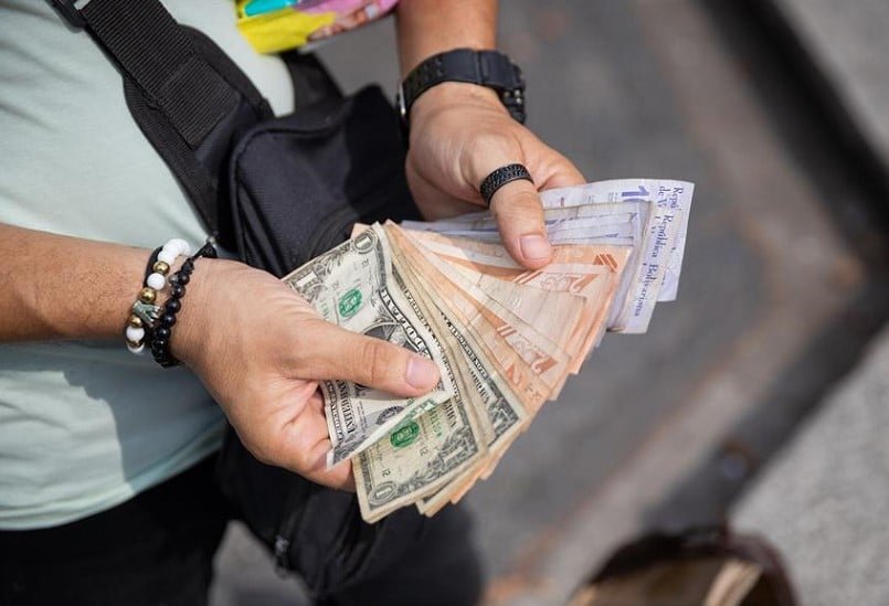 Pagan bono cercano a 50 dólares a encargados de seguridad