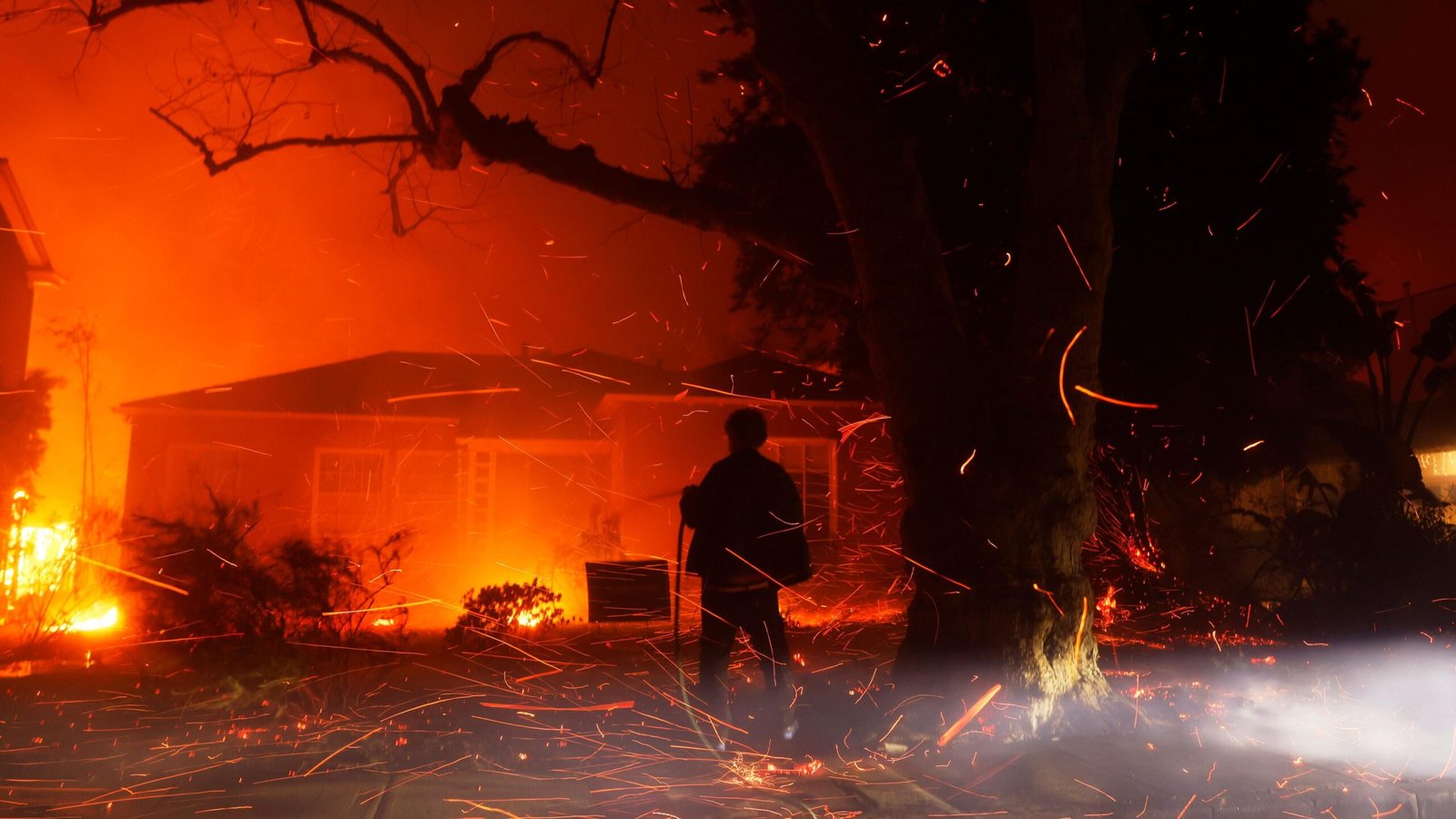 Los vientos amenazan con empeorar los incendios de Los Ángeles Los vientos amenazan con empeorar los incendios de Los Ángeles