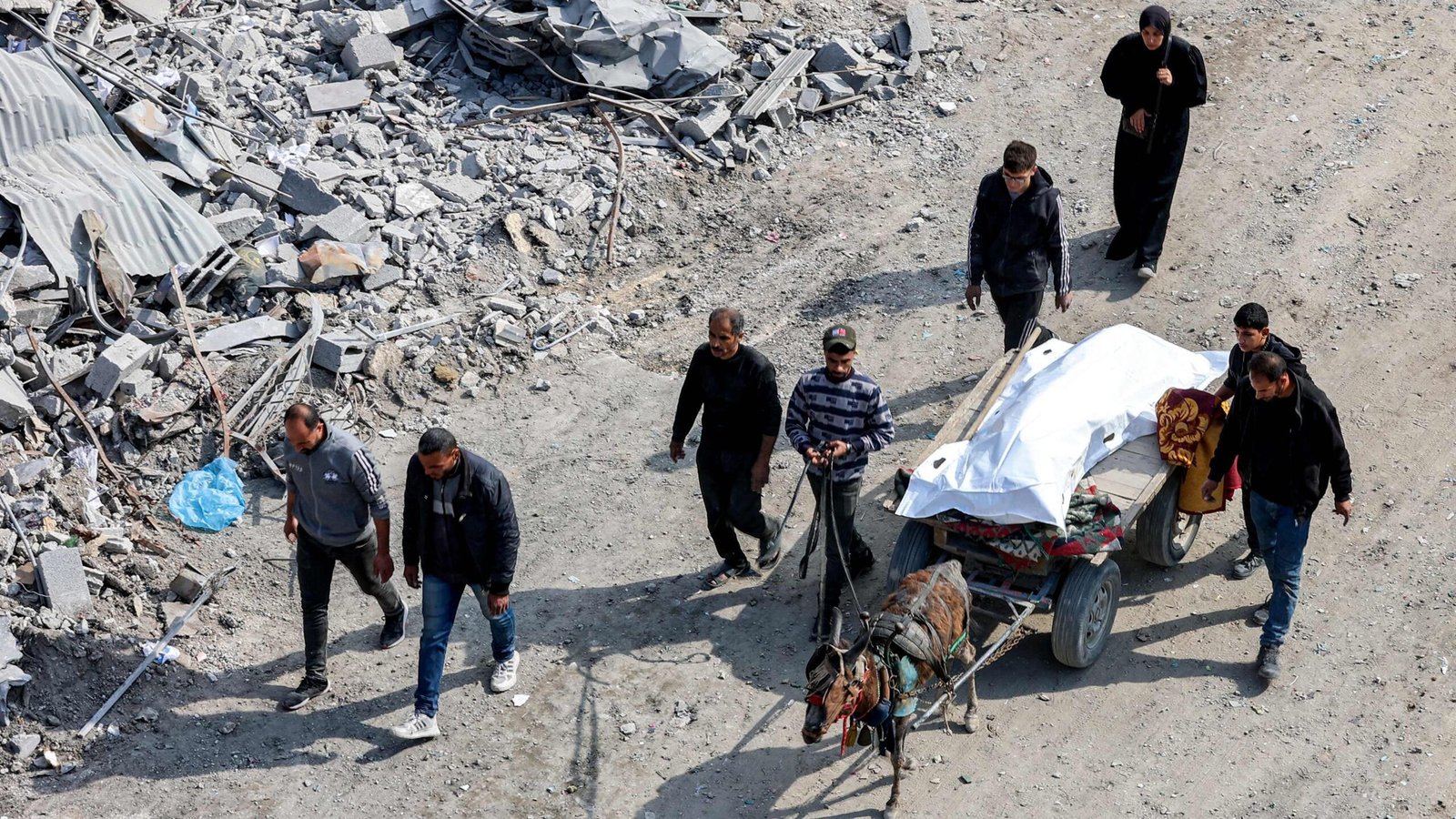 Defensa Civil Palestina busca a 10.000 personas entre las ruinas
