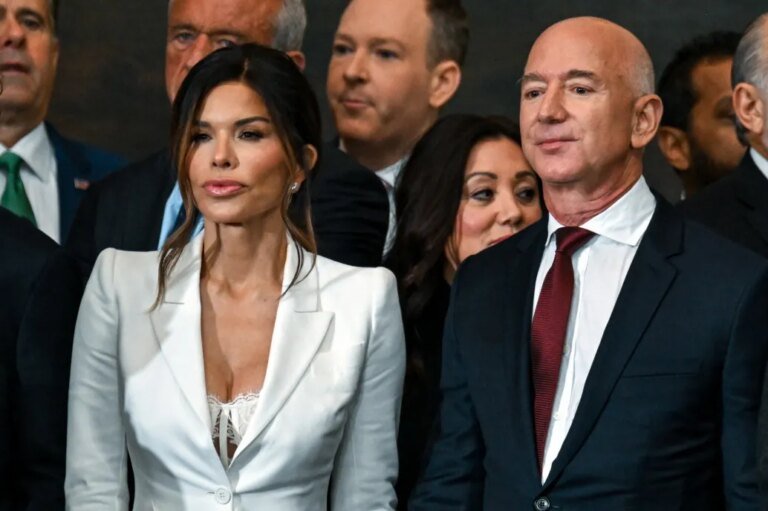 El comentado escotazo de Lauren Sánchez, novia de Jeff Bezos, en la toma de posesión de Donald Trump El comentado escotazo de Lauren Sánchez, novia de Jeff Bezos, en la toma de posesión de Donald Trump