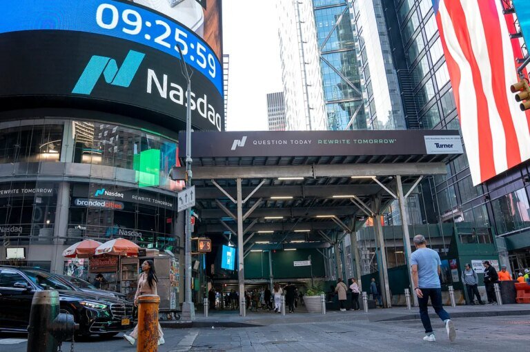 Cien valores globales, tres del Ibex, para cubrir el riesgo de hecatombe de la IA