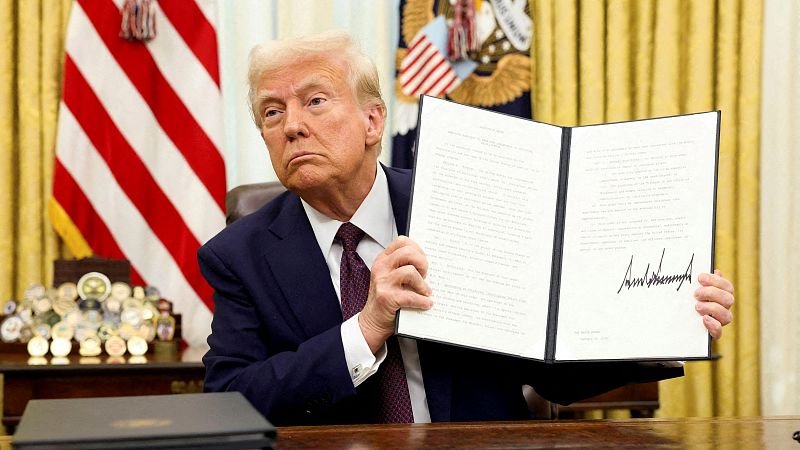 Crónica internacional – Un tribunal bloquea de la orden de Trump de congelar ayudas federales Crónica internacional – Un tribunal bloquea de la orden de Trump de congelar ayudas federales