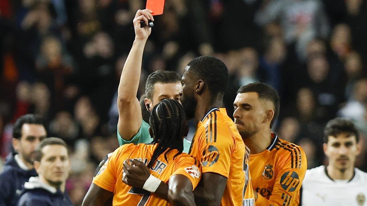 Valencia CF – Real Madrid: La expulsión de Vinicius tras agredir a Dimitrievski Valencia CF – Real Madrid: La expulsión de Vinicius tras agredir a Dimitrievski