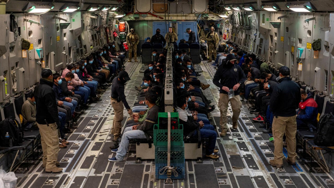 Política de deportaciones masivas de Trump genera tensiones diplomáticas en América Latina