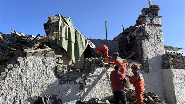 Los equipos de rescate buscan supervivientes en el Tíbet mientras continúan las réplicas por el terremoto Los equipos de rescate buscan supervivientes en el Tíbet mientras continúan las réplicas por el terremoto