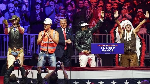 Trump baila su mítico baile YMCA con los Village People Trump baila su mítico baile YMCA con los Village People