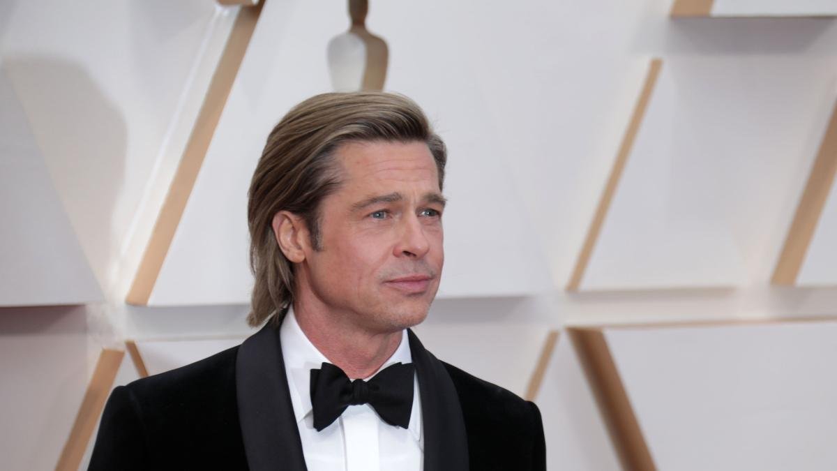 Brad Pitt reacciona a los estafadores que usaron sus fotos para robar cientos de miles de dólares a una mujer Brad Pitt reacciona a los estafadores que usaron sus fotos para robar cientos de miles de dólares a una mujer