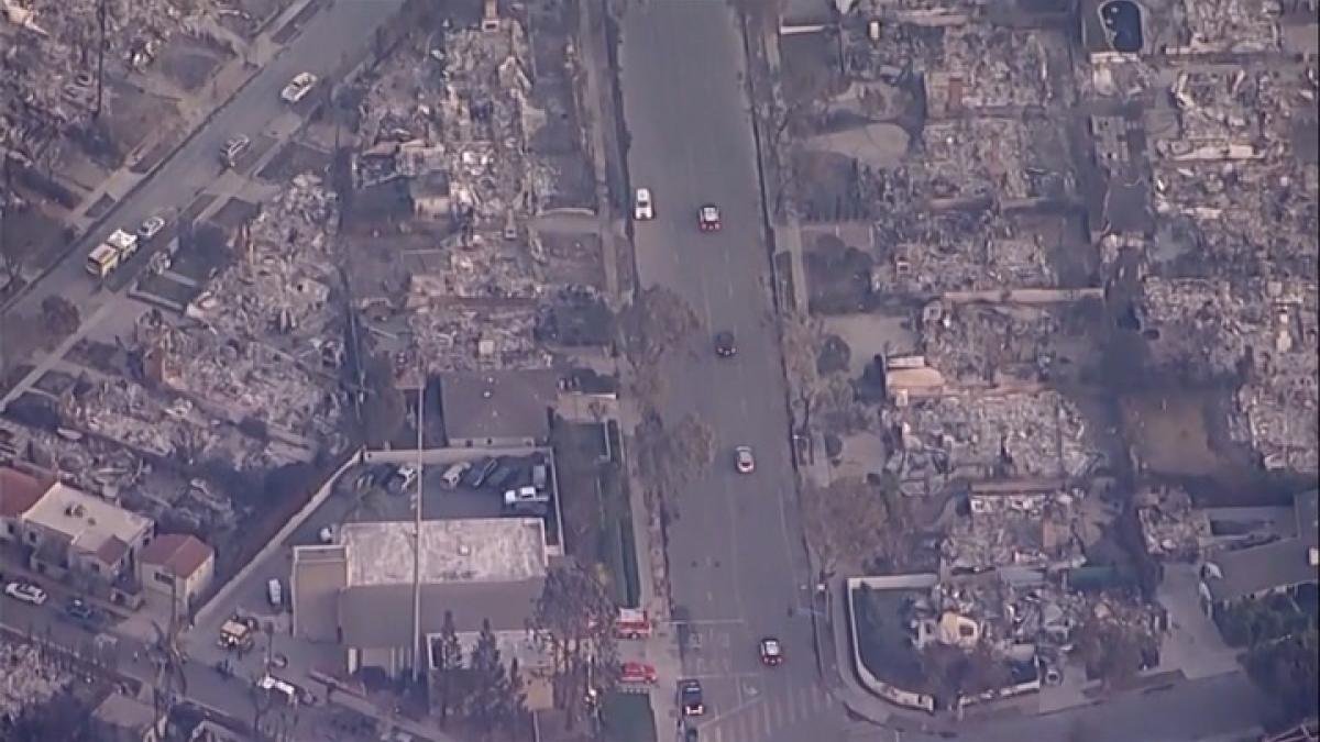 El fuerte viento amenaza con reavivar el fuego en Los Ángeles que ya ha causado 24 muertos El fuerte viento amenaza con reavivar el fuego en Los Ángeles que ya ha causado 24 muertos
