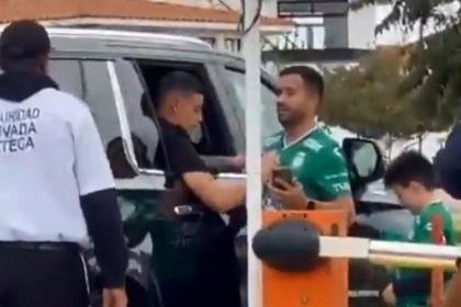 James Rodríguez enamora a aficionados de Club León: así firmó camisetas y se tomó foto con un niño | Colombianos en el Exterior James Rodríguez enamora a aficionados de Club León: así firmó camisetas y se tomó foto con un niño | Colombianos en el Exterior