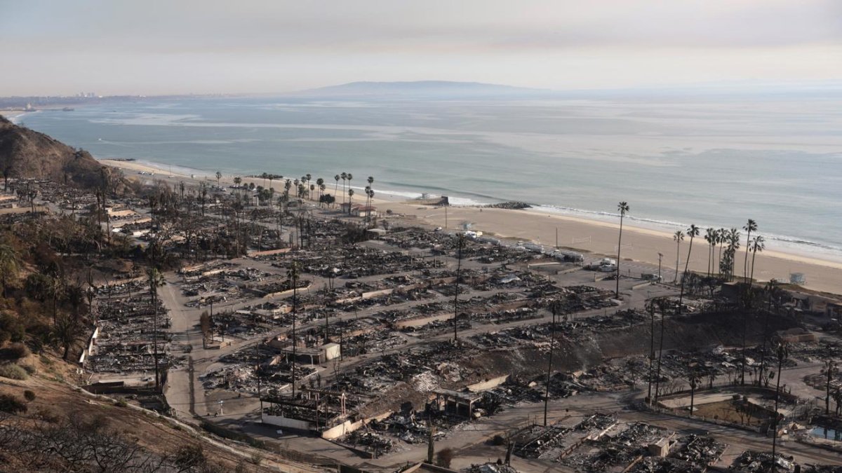 Los fuertes vientos avivan los incendios de Los Ángeles y causan ya 25 muertes Los fuertes vientos avivan los incendios de Los Ángeles y causan ya 25 muertes
