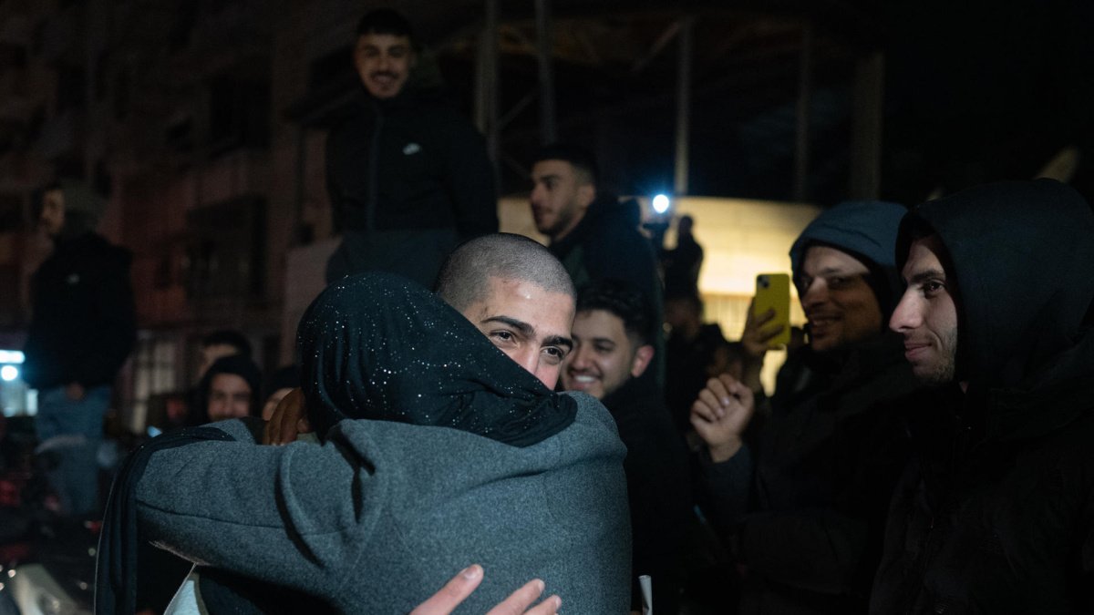 Israel libera a 90 prisioneros palestinos después de que Hamás entregara a las primeras tres presas israelíes Israel libera a 90 prisioneros palestinos después de que Hamás entregara a las primeras tres presas israelíes