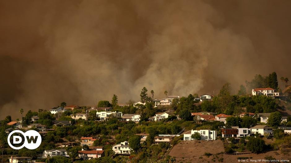 Incendio de Palisades avanza sin control en Los Ángeles – DW – 12/01/2025 Incendio de Palisades avanza sin control en Los Ángeles – DW – 12/01/2025