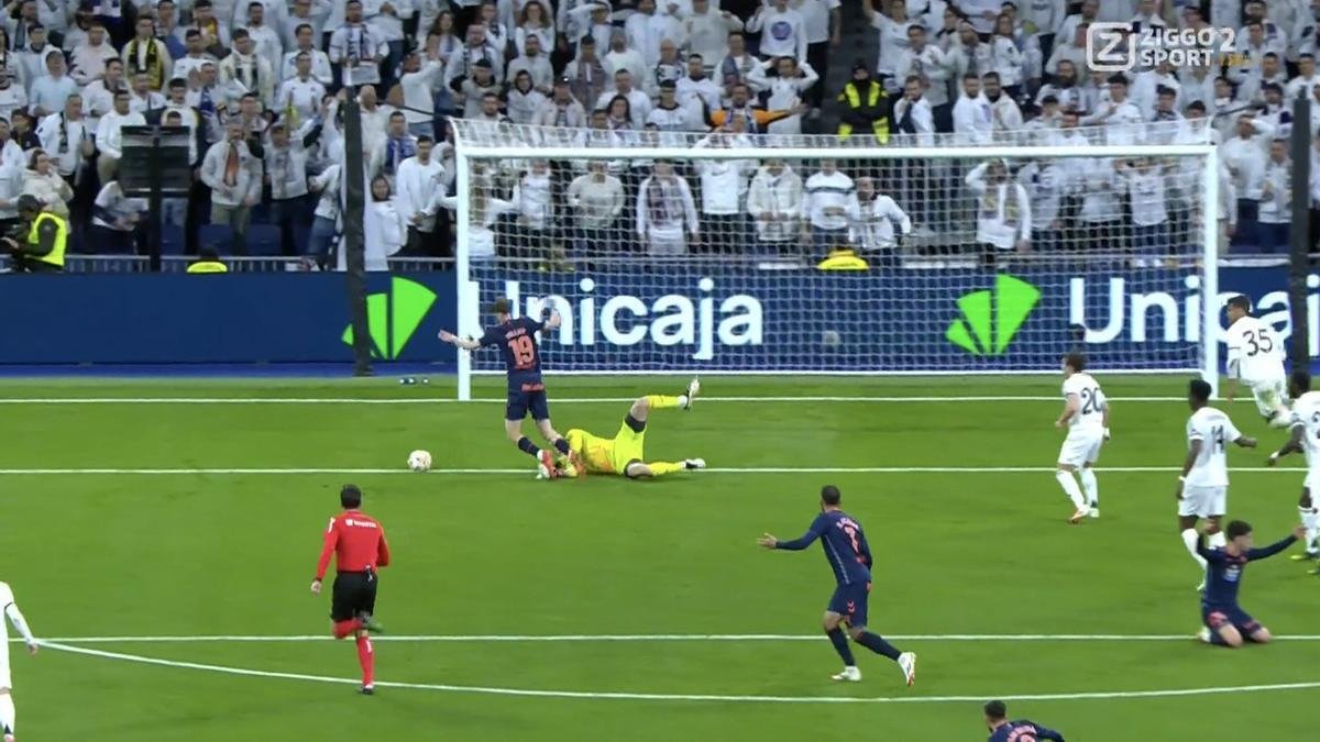 Un micro abierto de RTVE capta a Rivero y Suárez discutiendo sobre el penalti de Lunin: “No me seas…” Un micro abierto de RTVE capta a Rivero y Suárez discutiendo sobre el penalti de Lunin: “No me seas…”