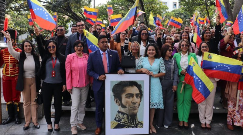 Diputados de AN entregan ofrenda floral a El Libertador en Plaza Bolívar de Caracas Diputados de AN entregan ofrenda floral a El Libertador en Plaza Bolívar de Caracas