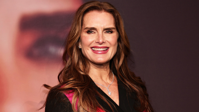 Brooke Shields deslumbra a los 59 años con un pequeño bikini