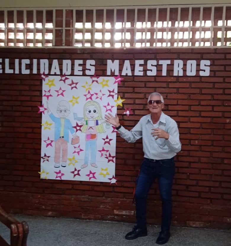 La pasión por enseñar mantiene a Raynel Batista entre pupitres y sonrisas desde hace 40 años La pasión por enseñar mantiene a Raynel Batista entre pupitres y sonrisas desde hace 40 años