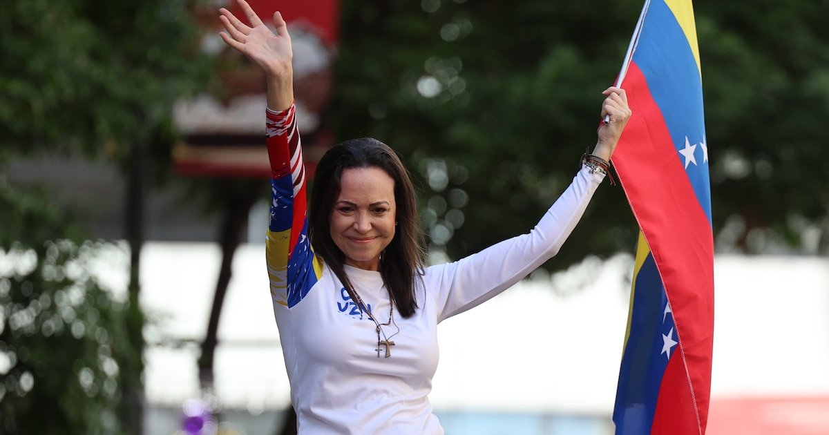 María Corina Machado volvió pedir a los militares venezolanos que den la espalda al dictador Maduro: “Las armas son para defender a la nación” María Corina Machado volvió pedir a los militares venezolanos que den la espalda al dictador Maduro: “Las armas son para defender a la nación”