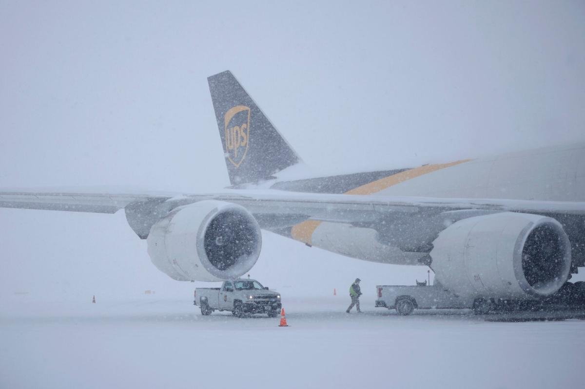 una fuerte tormenta invernal golpea a ambos lados del Atlántico Norte