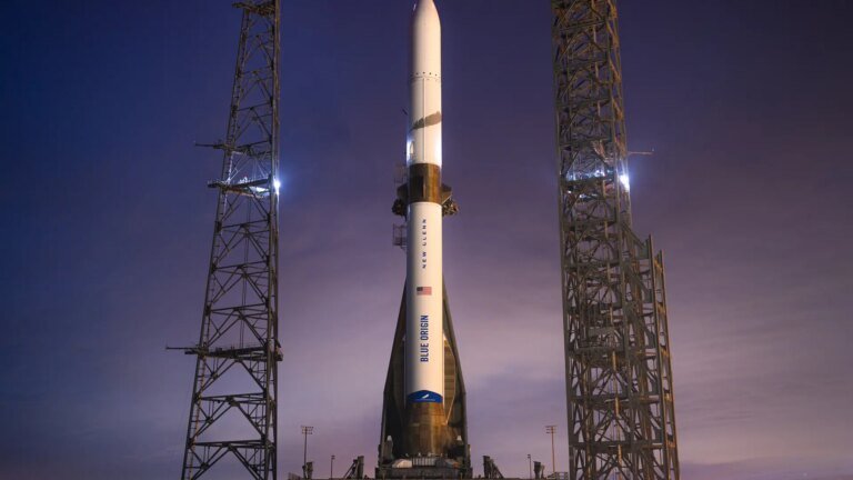 El nuevo retraso del supercohete de Bezos refuerza todavía más a Musk en la carrera espacial