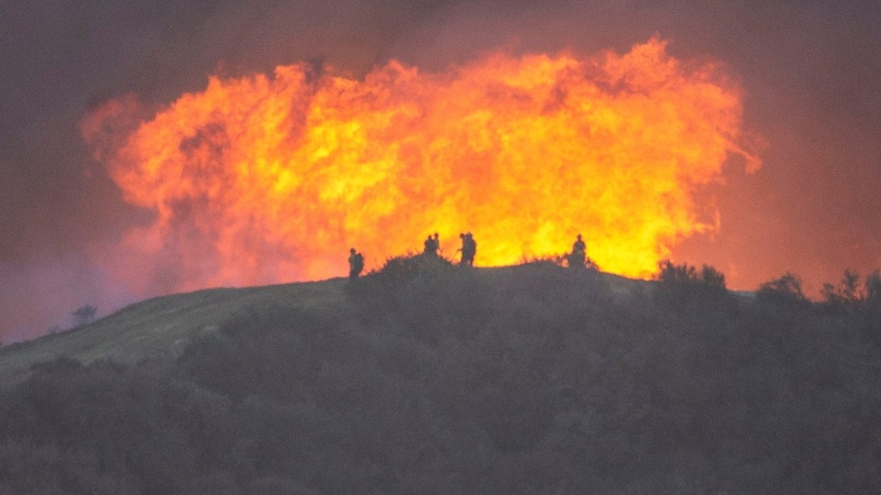El viento aviva los devastadores incendios de Los Ángeles, que suman ya al menos 16 muertos El viento aviva los devastadores incendios de Los Ángeles, que suman ya al menos 16 muertos