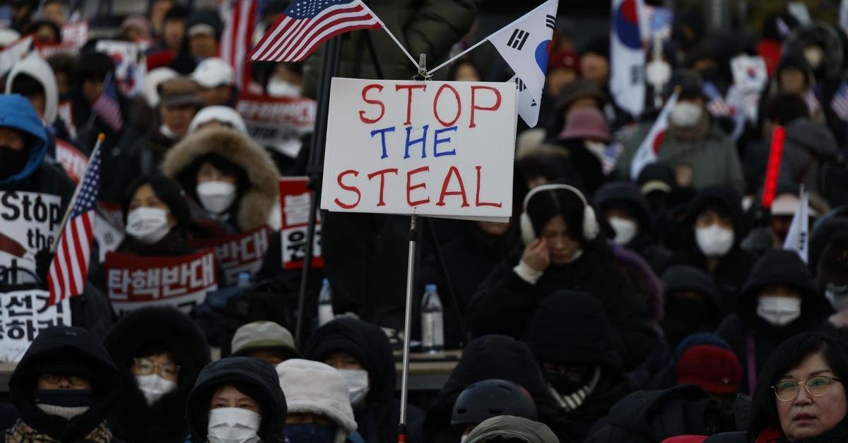 Por qué los seguidores del presidente de Corea del Sur perseguido por imponer la ley marcial ondean banderas de EEUU Por qué los seguidores del presidente de Corea del Sur perseguido por imponer la ley marcial ondean banderas de EEUU
