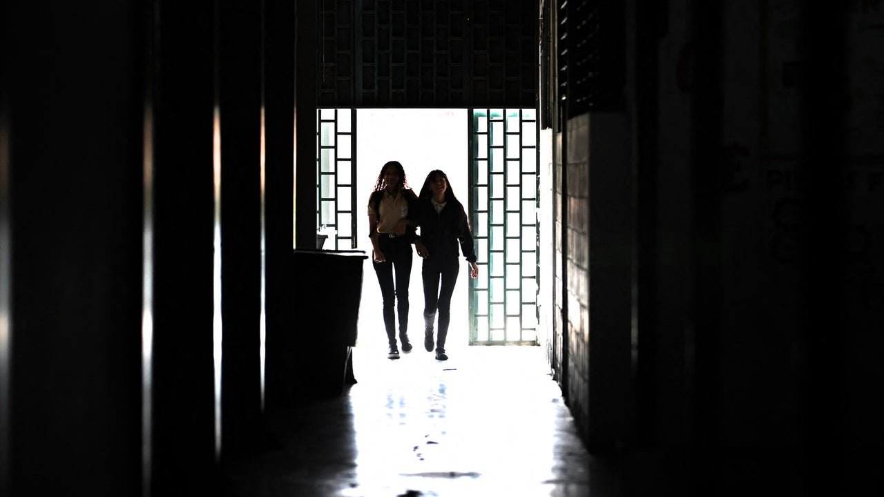 Adolescentes que golpearon a una compañera de colegio en Caracas serán recluidas en cárcel de Antímano Adolescentes que golpearon a una compañera de colegio en Caracas serán recluidas en cárcel de Antímano