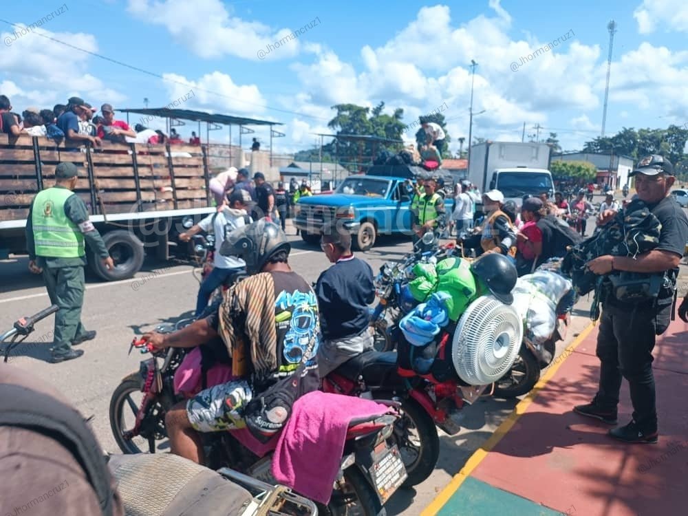 Colombianos de Catatumbo se desplazan a Venezuela por enfrentamientos del ELN y las FARC Colombianos de Catatumbo se desplazan a Venezuela por enfrentamientos del ELN y las FARC