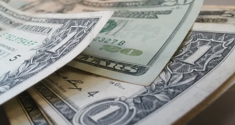 El dólar se cambia este viernes para la venta a 61.40 pesos