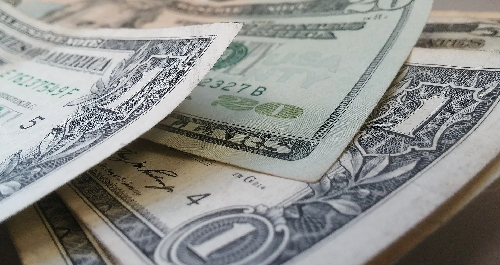 El dólar se cambia este viernes para la venta a 61.40 pesos El dólar se cambia este viernes para la venta a 61.40 pesos