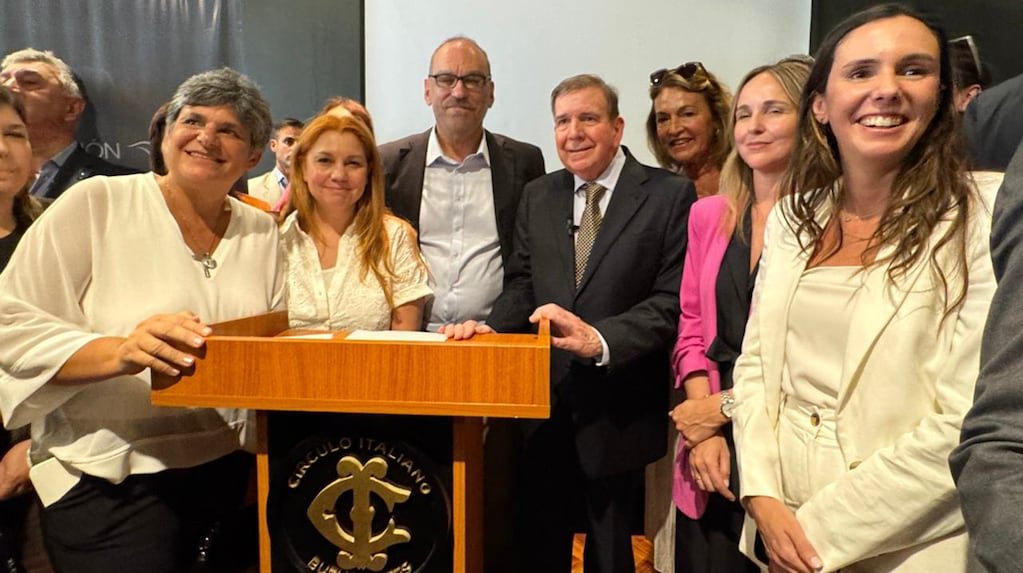 “Es el momento de estar junto al pueblo venezolano”: diputados aliados recibieron a González Urrutia y le manifestaron su apoyo “Es el momento de estar junto al pueblo venezolano”: diputados aliados recibieron a González Urrutia y le manifestaron su apoyo