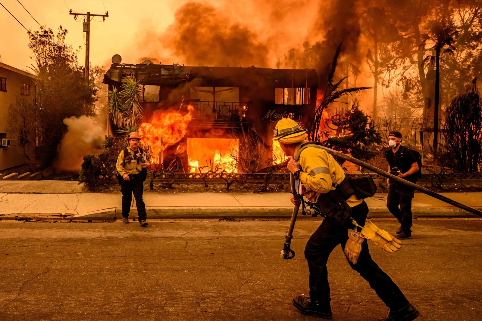 El fuego alcanza el corazón de Los Ángeles y desata la guerra política