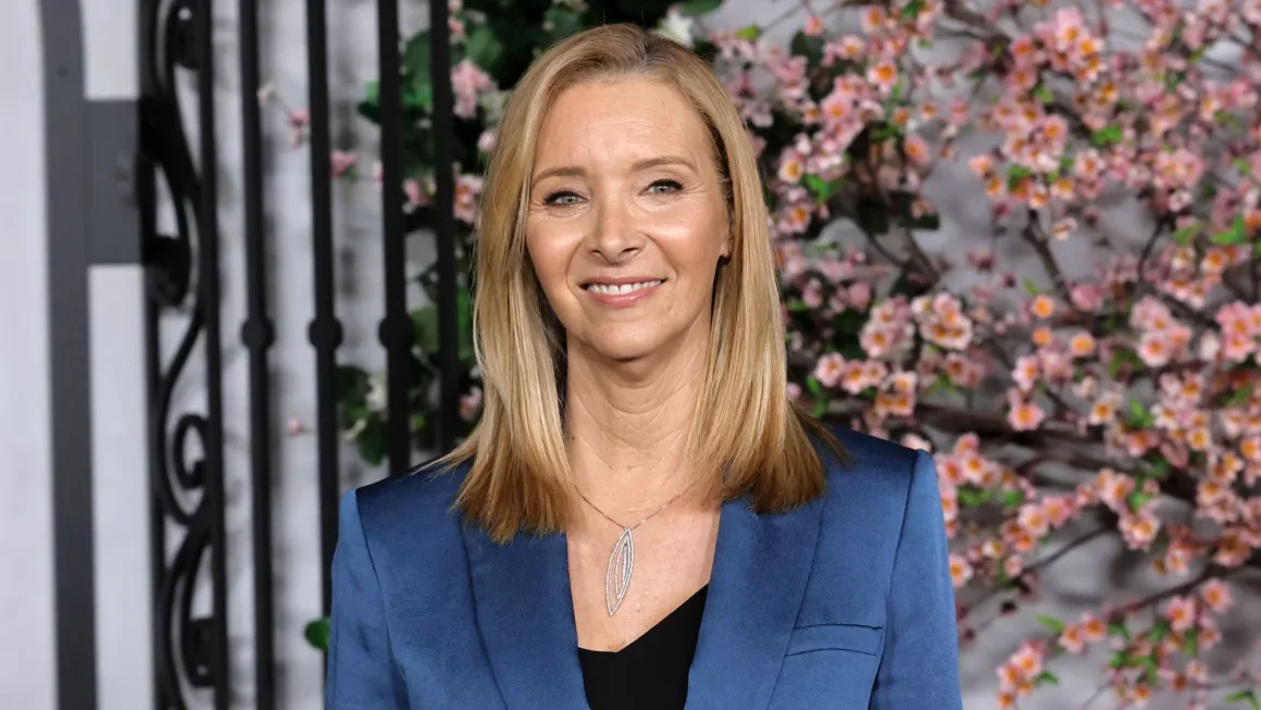 Lisa Kudrow encontró una nota que Matthew Perry le dejó en un accesorio de “Friends” Lisa Kudrow encontró una nota que Matthew Perry le dejó en un accesorio de “Friends”