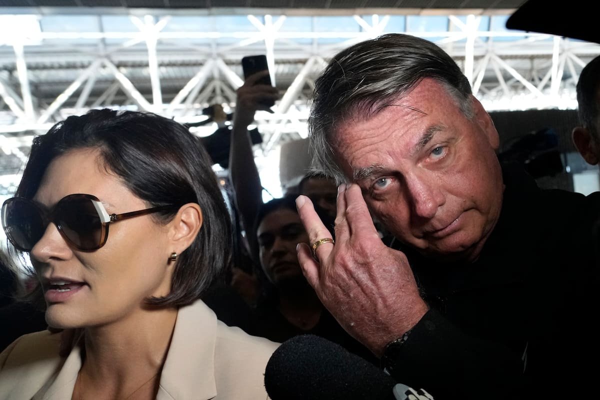 Luego de prohibirle viajar, Bolsonaro despide a su esposa que asistirá a investidura de Trump Luego de prohibirle viajar, Bolsonaro despide a su esposa que asistirá a investidura de Trump