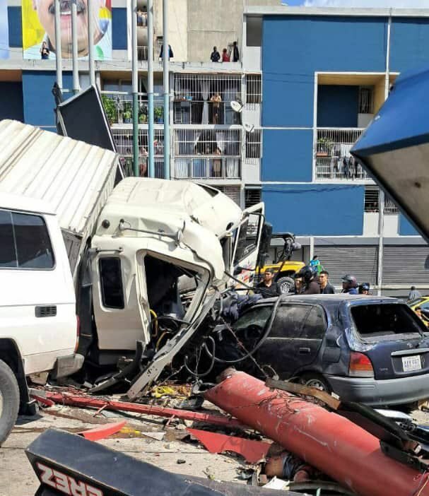Cuatro muertos luego que gandola perdiera los frenos en Caracas (+video) Cuatro muertos luego que gandola perdiera los frenos en Caracas (+video)
