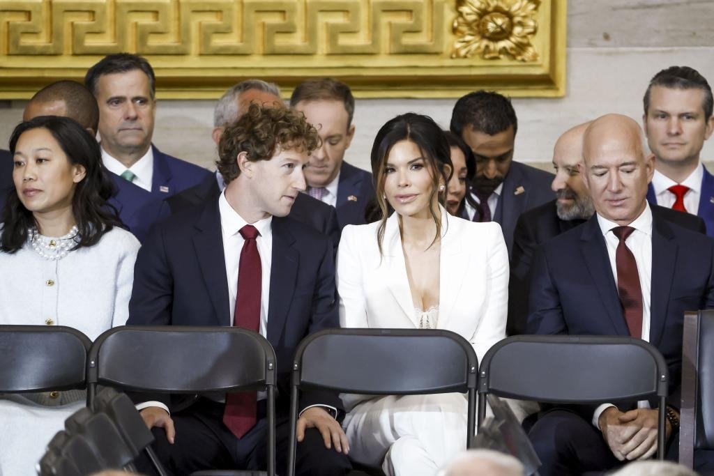 ¡Ay! Pillaron a Mark Zuckerberg viéndole las lolas a la esposa de Jeff Bezos ¡Ay! Pillaron a Mark Zuckerberg viéndole las lolas a la esposa de Jeff Bezos