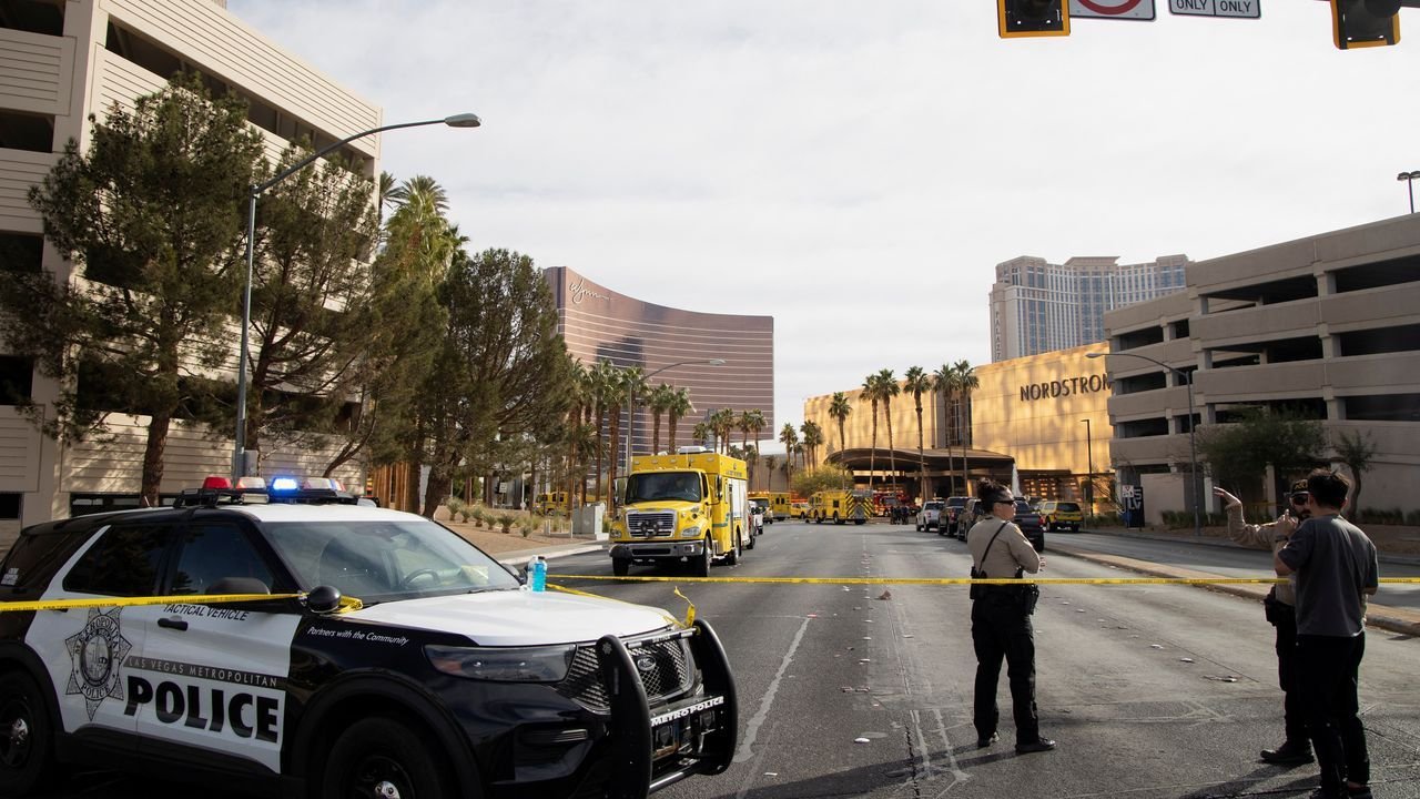 Un muerto y siete heridos tras la explosión de un Cybertruck de Tesla junto al hotel Trump International de Las Vegas